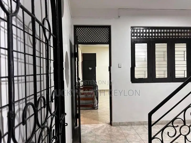 Nugegoda, 1St Floor, Unfurnished Apartment For Rent (MG1352)