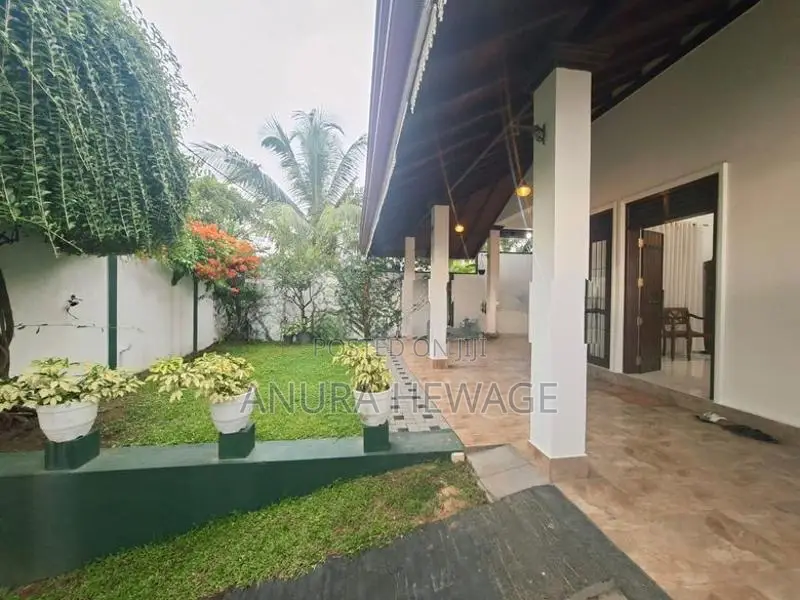 වටරැක පිහිටි සුඛෝපභෝගී නිවසක් ගෘහ භාණ්ඩ සමඟ විකිණීමට. (ID : WTRK001S)