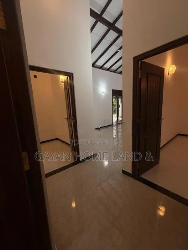 පර්චස් 18 ක ඉදිවූ අලුත්ම තනිමහල් නිවසක් විකිණීමට පොල්ගස්ඕවිට කැස්බෑව