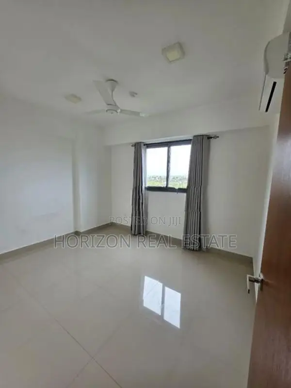 Three bedroom unfinished apartment for rent in oval view Colombo 8