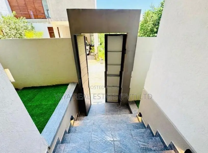 LUXURY BRAND NEW HOUSE FOR SALE IN THALAWATHUGODA