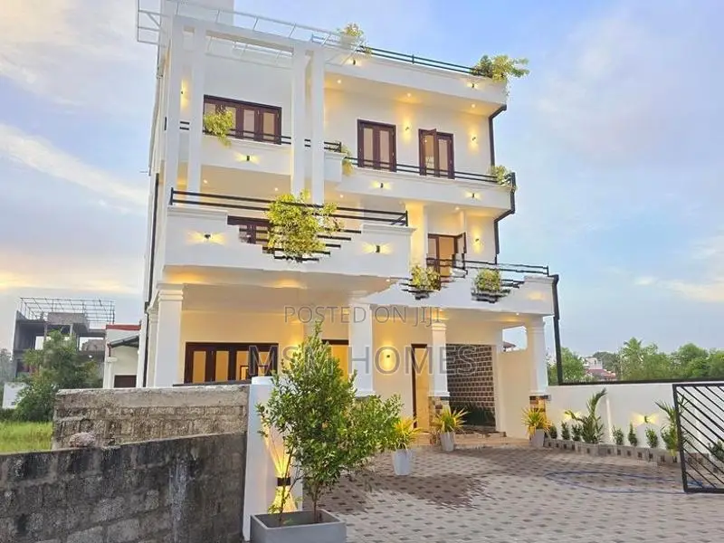 8 Rooms Brand New Apartment House For sale in Negombo