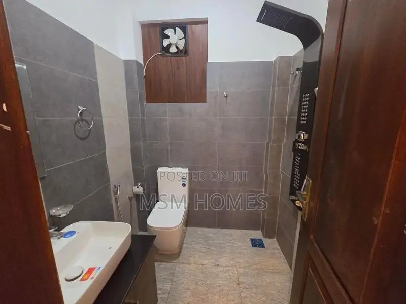 8 Rooms Brand New Apartment House For sale in Negombo