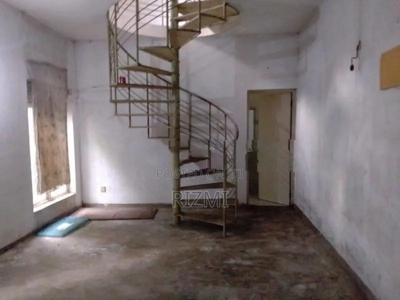 10.14 perches land with old house in boralasgamuwa near cycle park