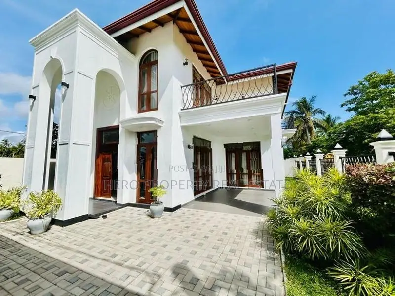 HCHS062 - Stunning Luxury House for Sale in Negombo