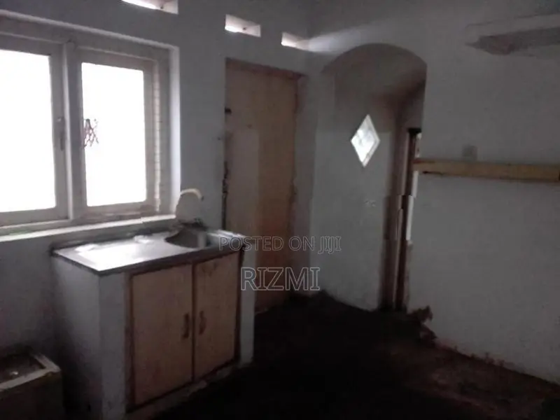 10.14 perches land with old house in boralasgamuwa near cycle park