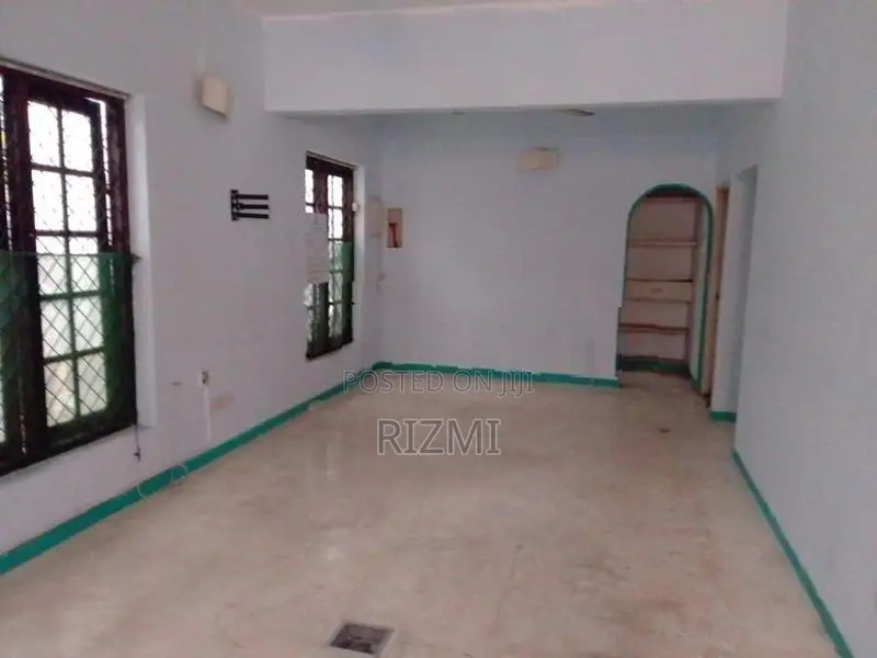10.14 perches land with old house in boralasgamuwa near cycle park