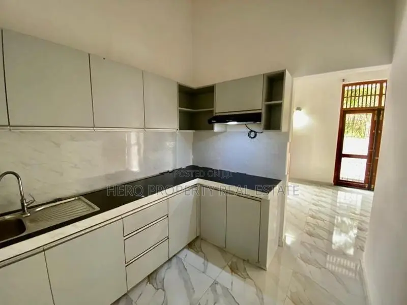HCS069 - Elegant Luxurious House for Sale in Boralesgamuwa