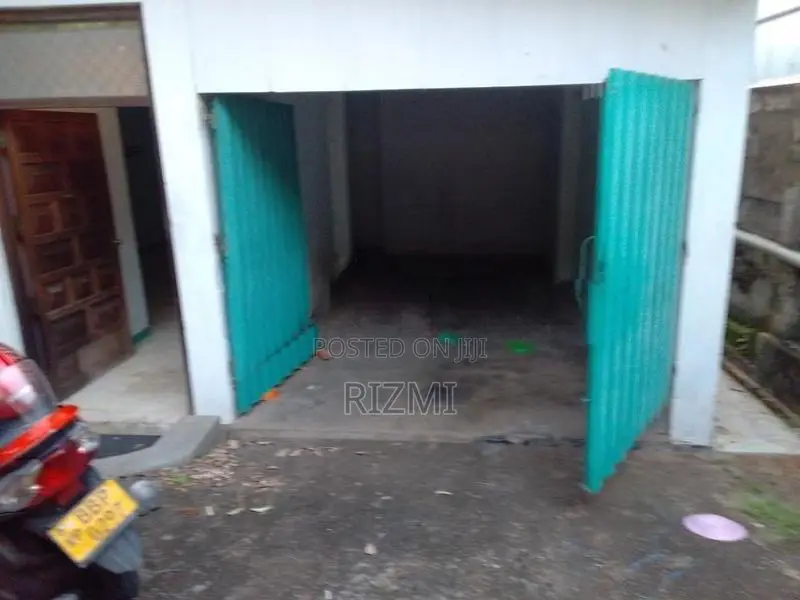 10.14 perches land with old house in boralasgamuwa near cycle park