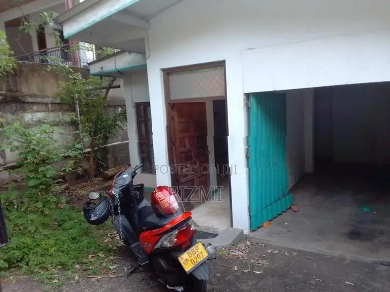 10.14 perches land with old house in boralasgamuwa near cycle park