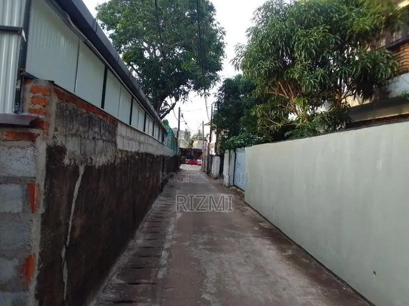 10.14 perches land with old house in boralasgamuwa near cycle park