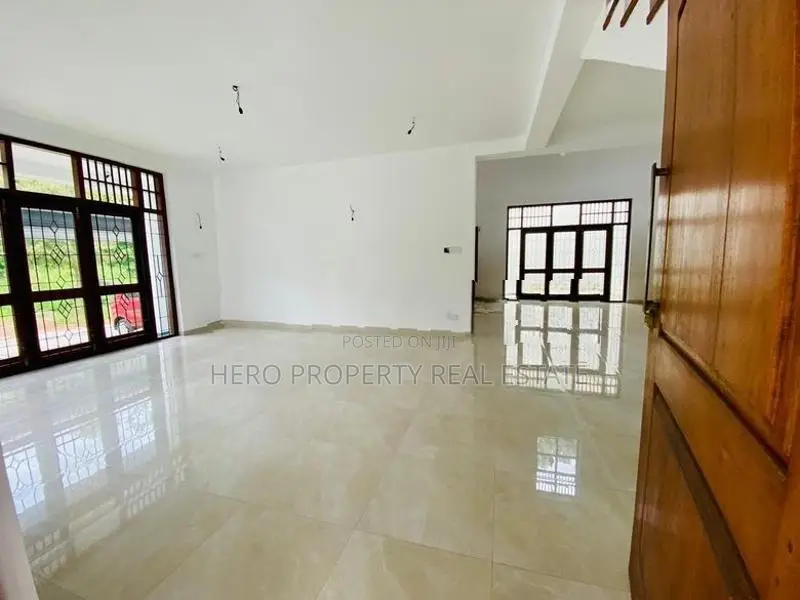 HCS069 - Elegant Luxurious House for Sale in Boralesgamuwa