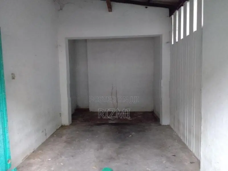 10.14 perches land with old house in boralasgamuwa near cycle park