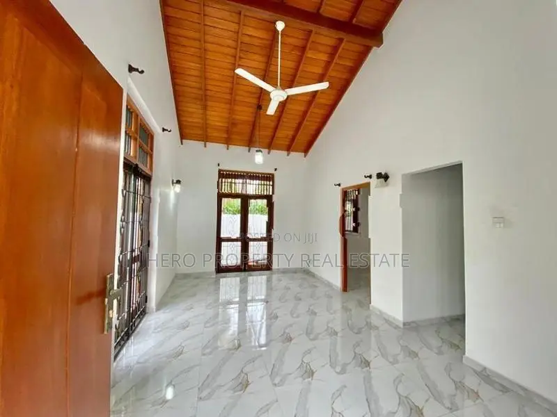 HCS069 - Elegant Luxurious House for Sale in Boralesgamuwa