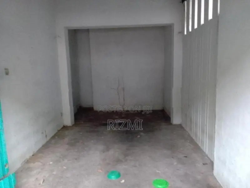 10.14 perches land with old house in boralasgamuwa near cycle park