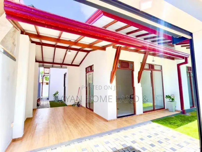 පිටිපන හෝමාගම නිදනකාමර හතරක් අලුත්ම තනිමහල් නිවසක් විකිණීමට