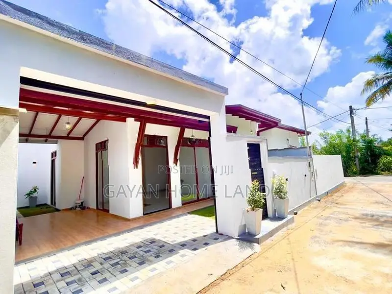 පිටිපන හෝමාගම නිදනකාමර හතරක් අලුත්ම තනිමහල් නිවසක් විකිණීමට