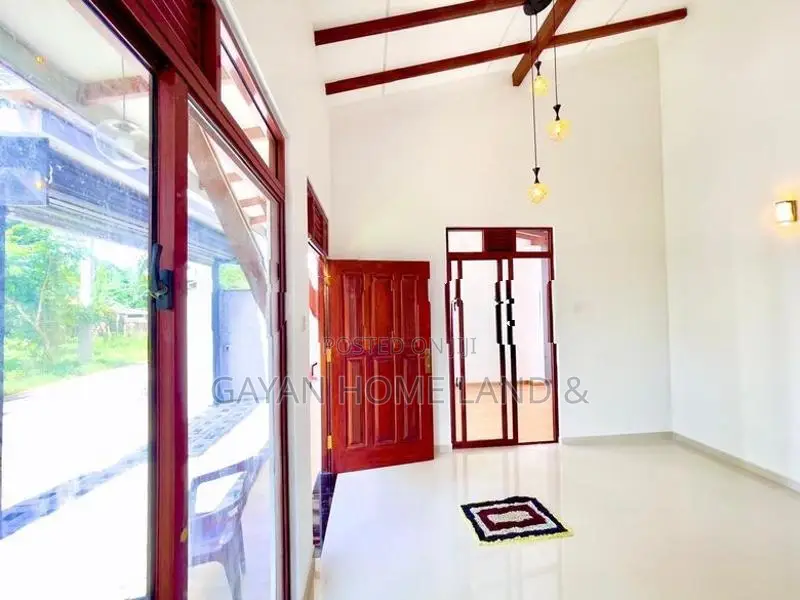 පිටිපන හෝමාගම නිදනකාමර හතරක් අලුත්ම තනිමහල් නිවසක් විකිණීමට