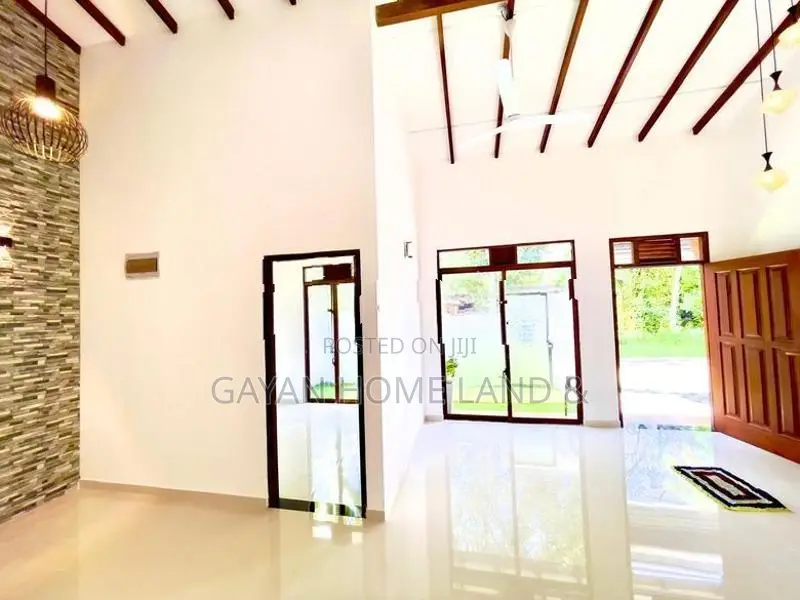 පිටිපන හෝමාගම නිදනකාමර හතරක් අලුත්ම තනිමහල් නිවසක් විකිණීමට