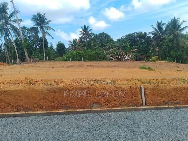 අලුත්වල මීටියාගොඩ පූධාන පාරට මුහුණලා බිම් කොටස්