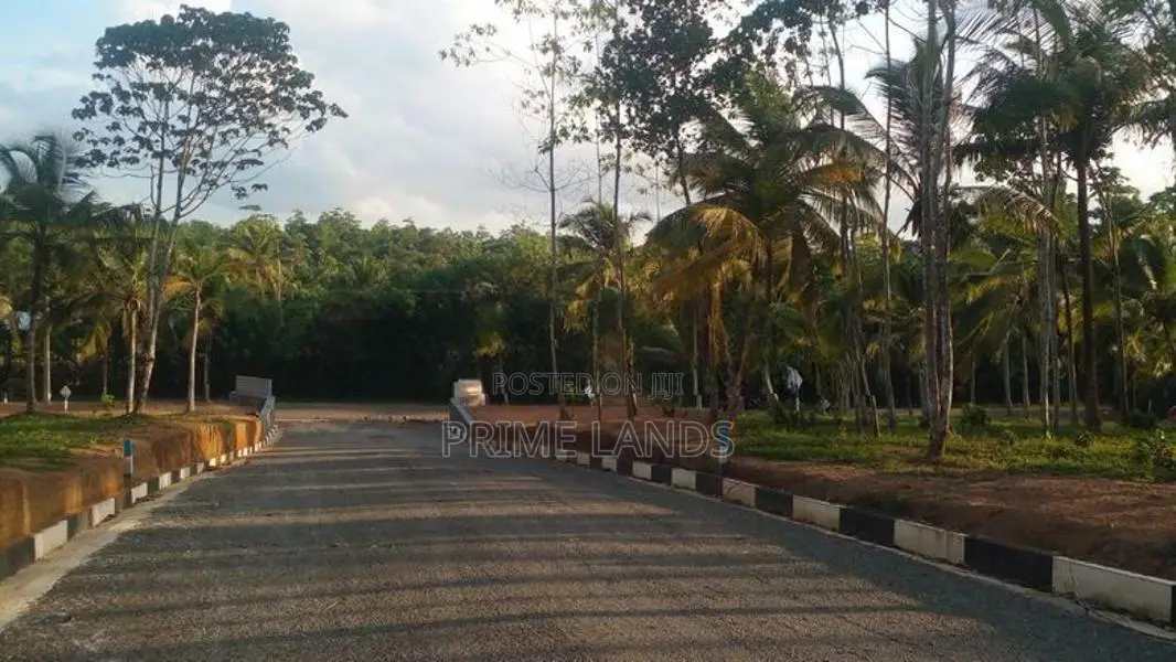 අහංගම සංචාරක කලාපයට ආසන්නව බිම් කොටස්