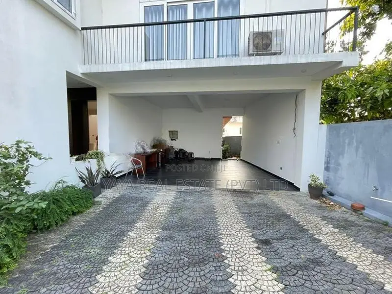 LUXURY HOUSE FOR SALE IN THALAWATHUGODA
