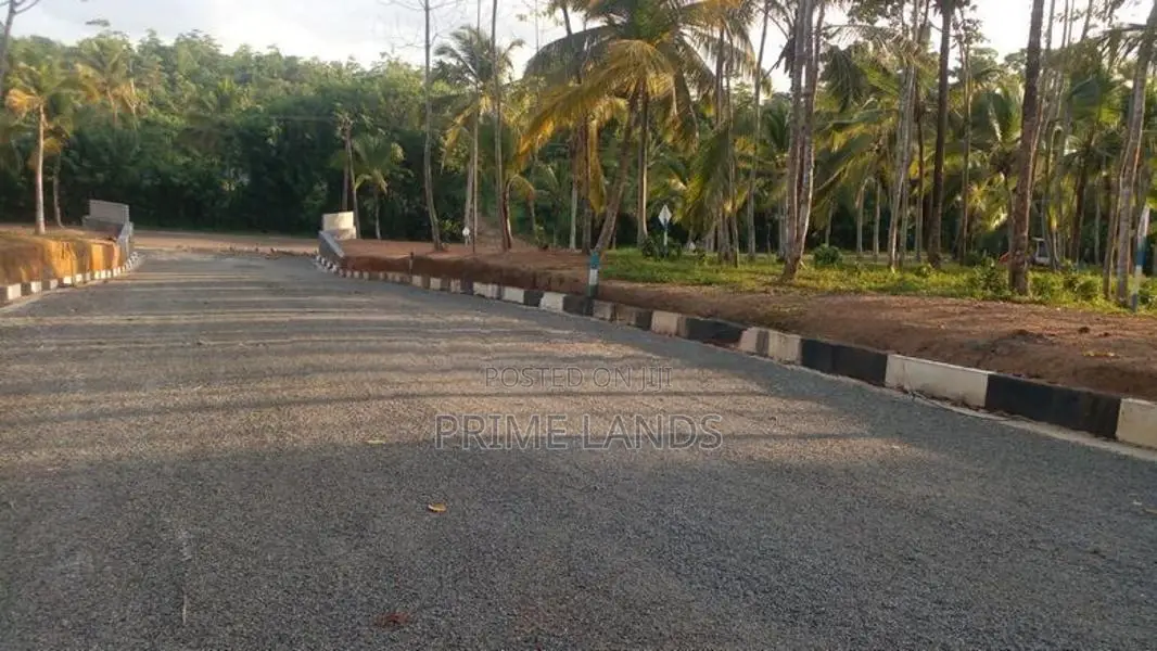 අහංගම සංචාරක කලාපයට ආසන්නව බිම් කොටස්