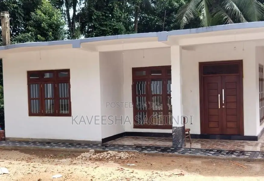 අලුතින්ම නිමකළ නිවසක් විකිණීමට අකුරැස්ස තිබ්බොටුවාව