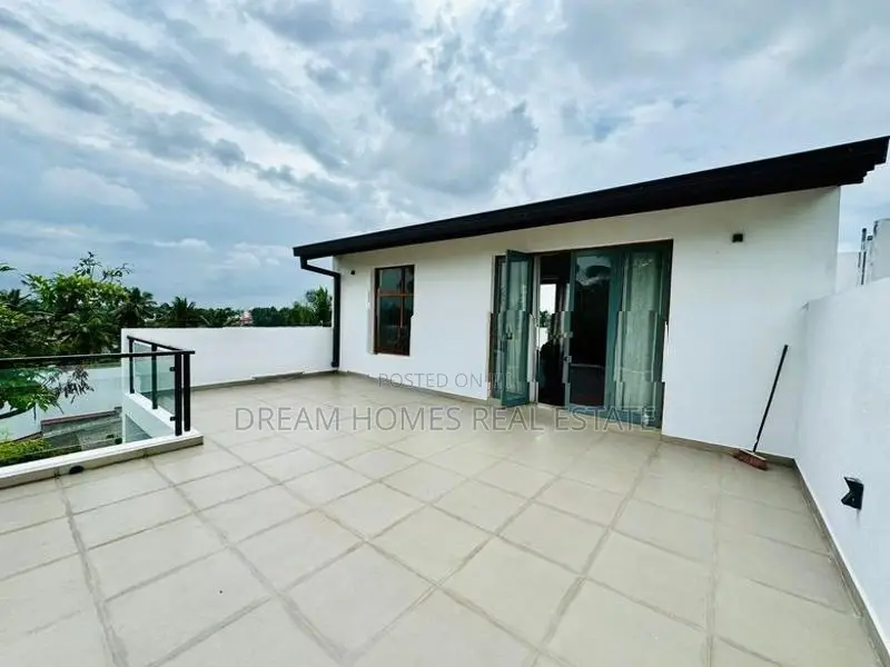 Stunning 2-Storey House for Sale in Thalawathugoda Town