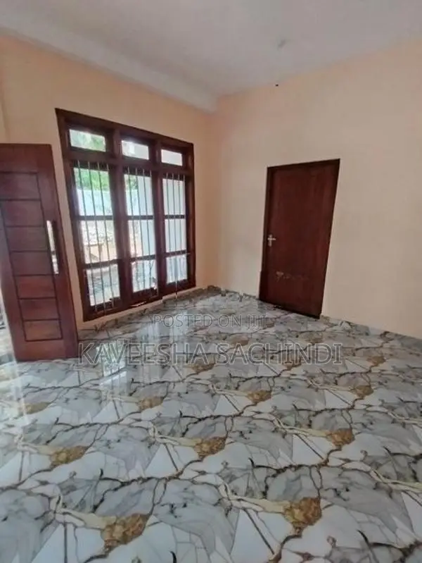 අලුතින්ම නිමකළ නිවසක් විකිණීමට අකුරැස්ස තිබ්බොටුවාව