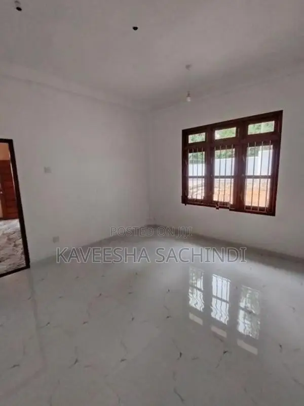 අලුතින්ම නිමකළ නිවසක් විකිණීමට අකුරැස්ස තිබ්බොටුවාව