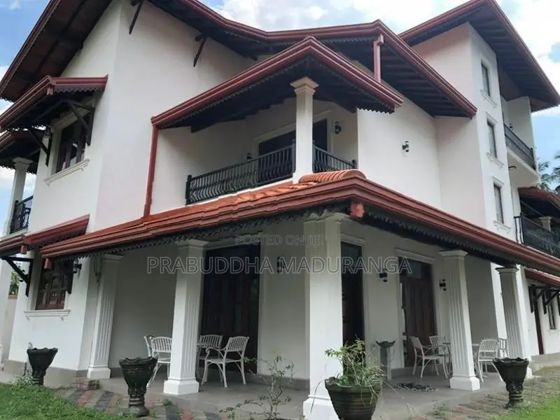 Kadawatha Expressway Entrance – 3-Storey House for Sale