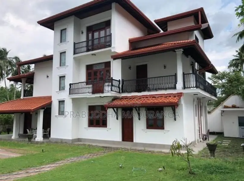 Kadawatha Expressway Entrance – 3-Storey House for Sale