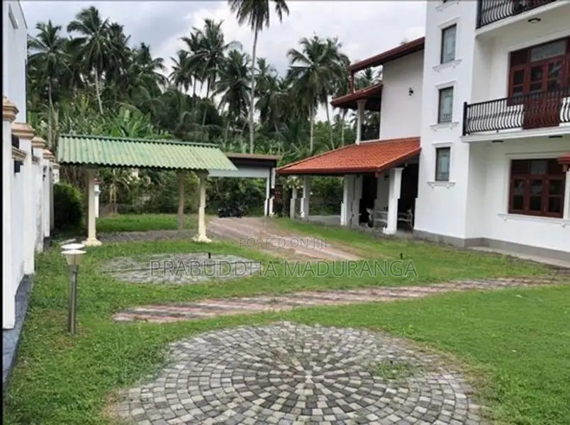 Kadawatha Expressway Entrance – 3-Storey House for Sale