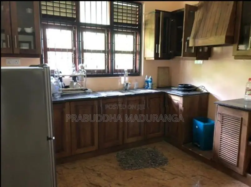 Kadawatha Expressway Entrance – 3-Storey House for Sale