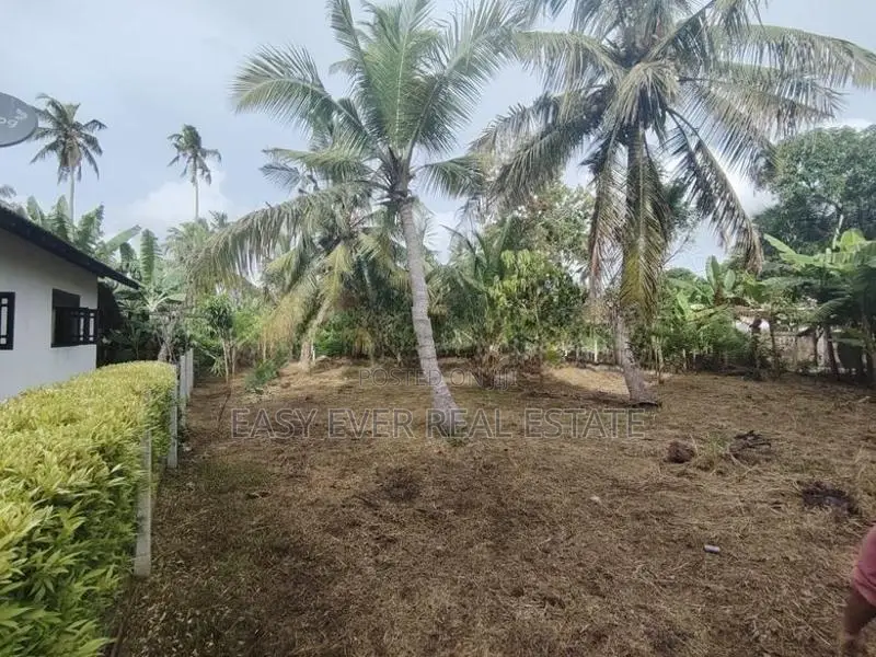මීගමුව Loyola පාසල අසලින් වටිනා ඉඩමක් / CH 15440