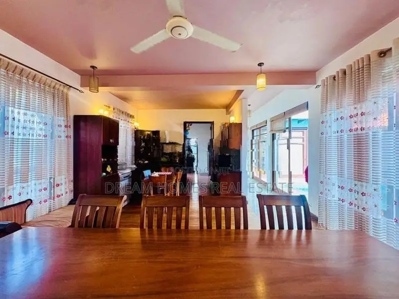 Luxury 4 Bedroom House with Swimming Pool in Thalapathpitiya