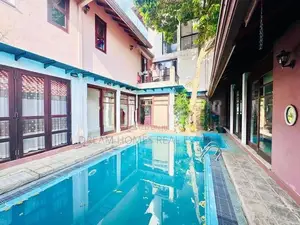 Luxury 4 Bedroom House with Swimming Pool in Thalapathpitiya