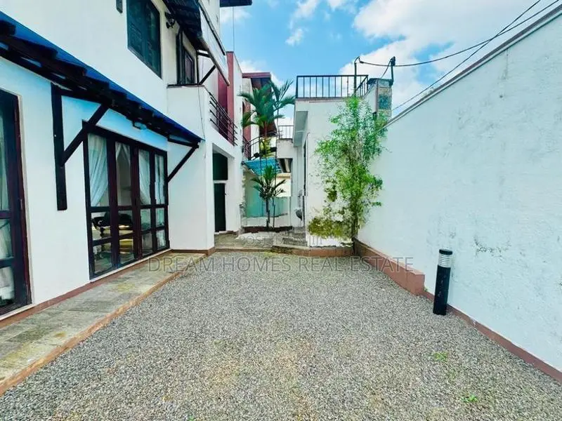 Luxury 4 Bedroom House with Swimming Pool in Thalapathpitiya