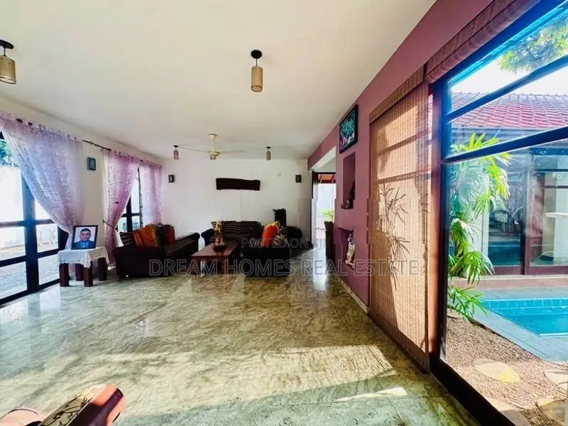 Luxury 4 Bedroom House with Swimming Pool in Thalapathpitiya
