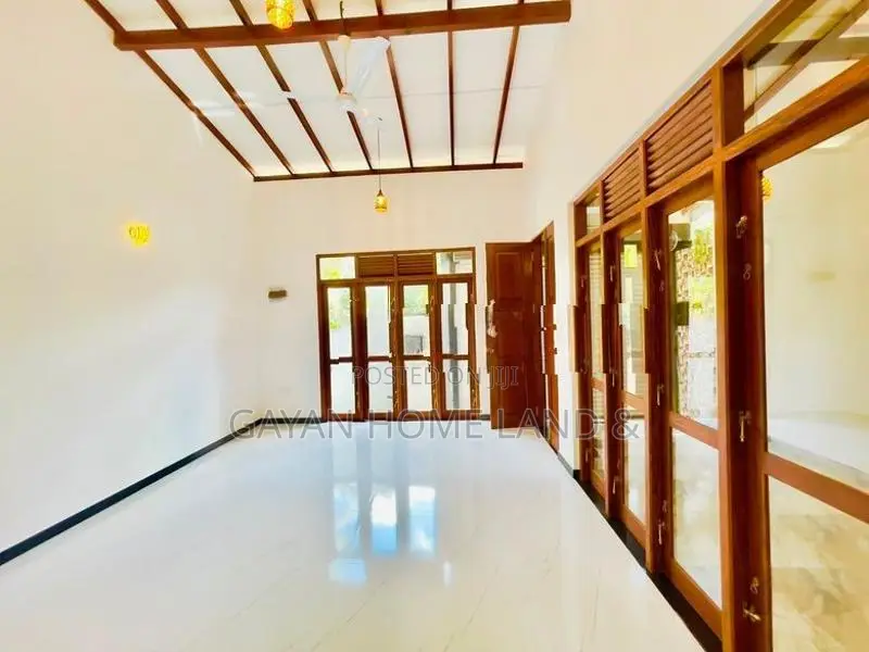 වගකීමක් සහිත අලුත්ම නවීන පන්නයේ නිවසක් විකිණීමට කහතුඩුව