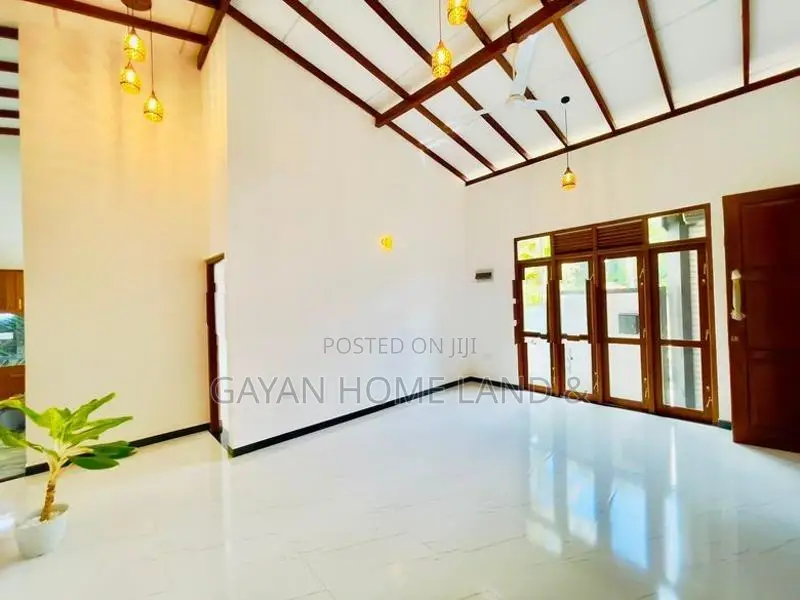 වගකීමක් සහිත අලුත්ම නවීන පන්නයේ නිවසක් විකිණීමට කහතුඩුව