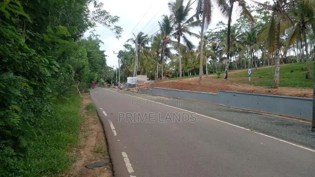 අහංගම සංචාරක කලාපයට ආසන්නව බිම්කොටස්