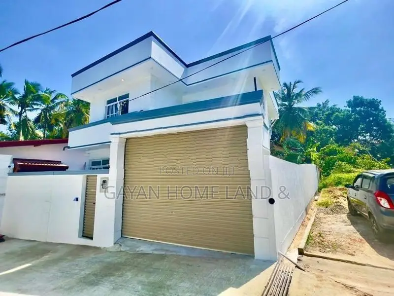 නවීන පන්නයේ අලුත්ම දෙමහල් නිවසක් විකිණීමට කැස්බෑව හංදියට ඇවිදින දුරින්