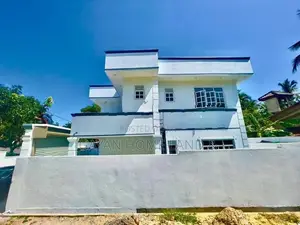 නවීන පන්නයේ අලුත්ම දෙමහල් නිවසක් විකිණීමට කැස්බෑව හංදියට ඇවිදින දුරින්