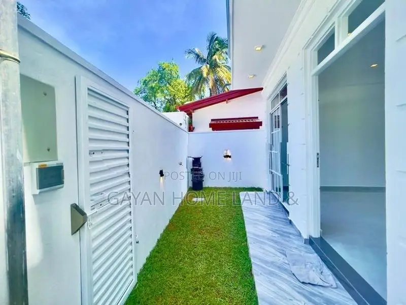 නවීන පන්නයේ අලුත්ම දෙමහල් නිවසක් විකිණීමට කැස්බෑව හංදියට ඇවිදින දුරින්