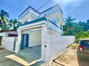 නවීන පන්නයේ අලුත්ම දෙමහල් නිවසක් විකිණීමට කැස්බෑව හංදියට ඇවිදින දුරින්