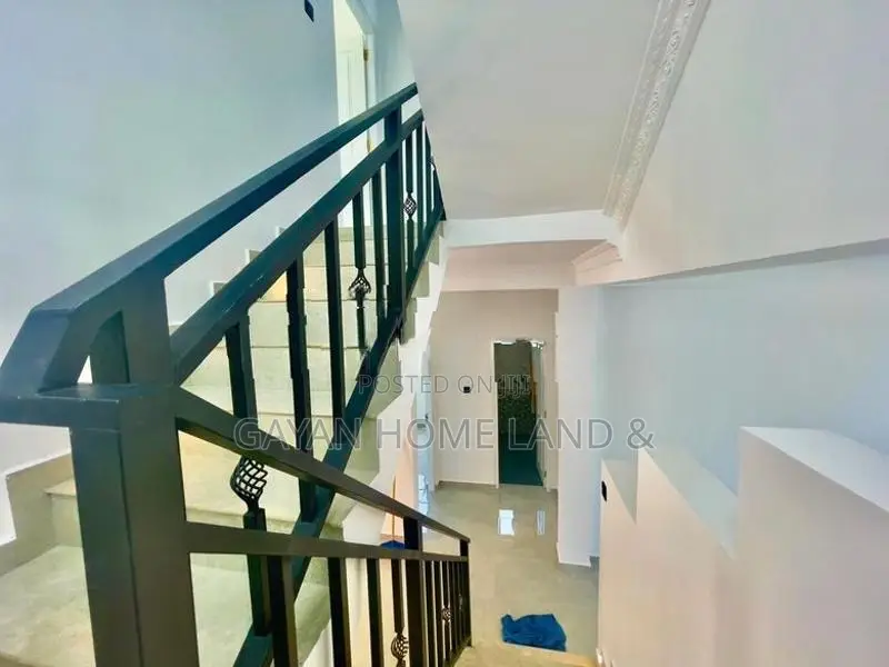 නවීන පන්නයේ අලුත්ම දෙමහල් නිවසක් විකිණීමට කැස්බෑව හංදියට ඇවිදින දුරින්
