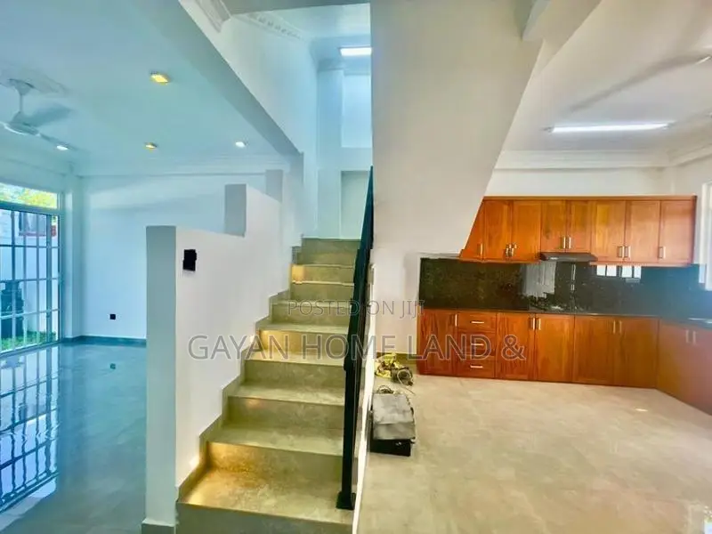 නවීන පන්නයේ අලුත්ම දෙමහල් නිවසක් විකිණීමට කැස්බෑව හංදියට ඇවිදින දුරින්