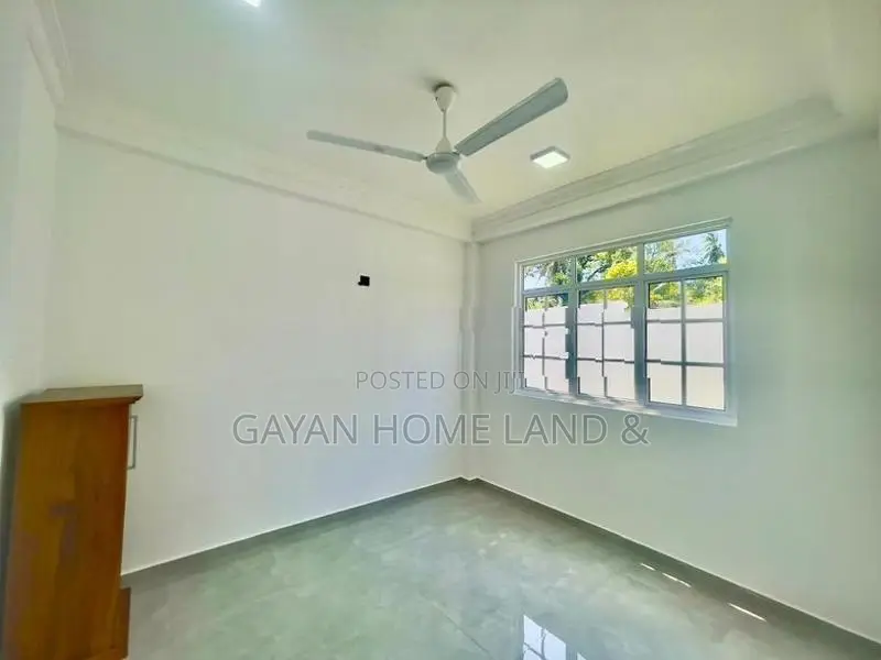 නවීන පන්නයේ අලුත්ම දෙමහල් නිවසක් විකිණීමට කැස්බෑව හංදියට ඇවිදින දුරින්